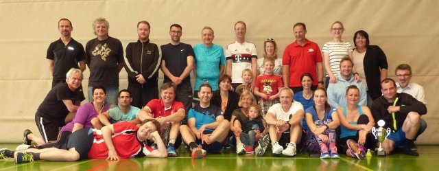 20170401-badminton-k1600_dsc01721-gruppenfoto-mit-fans